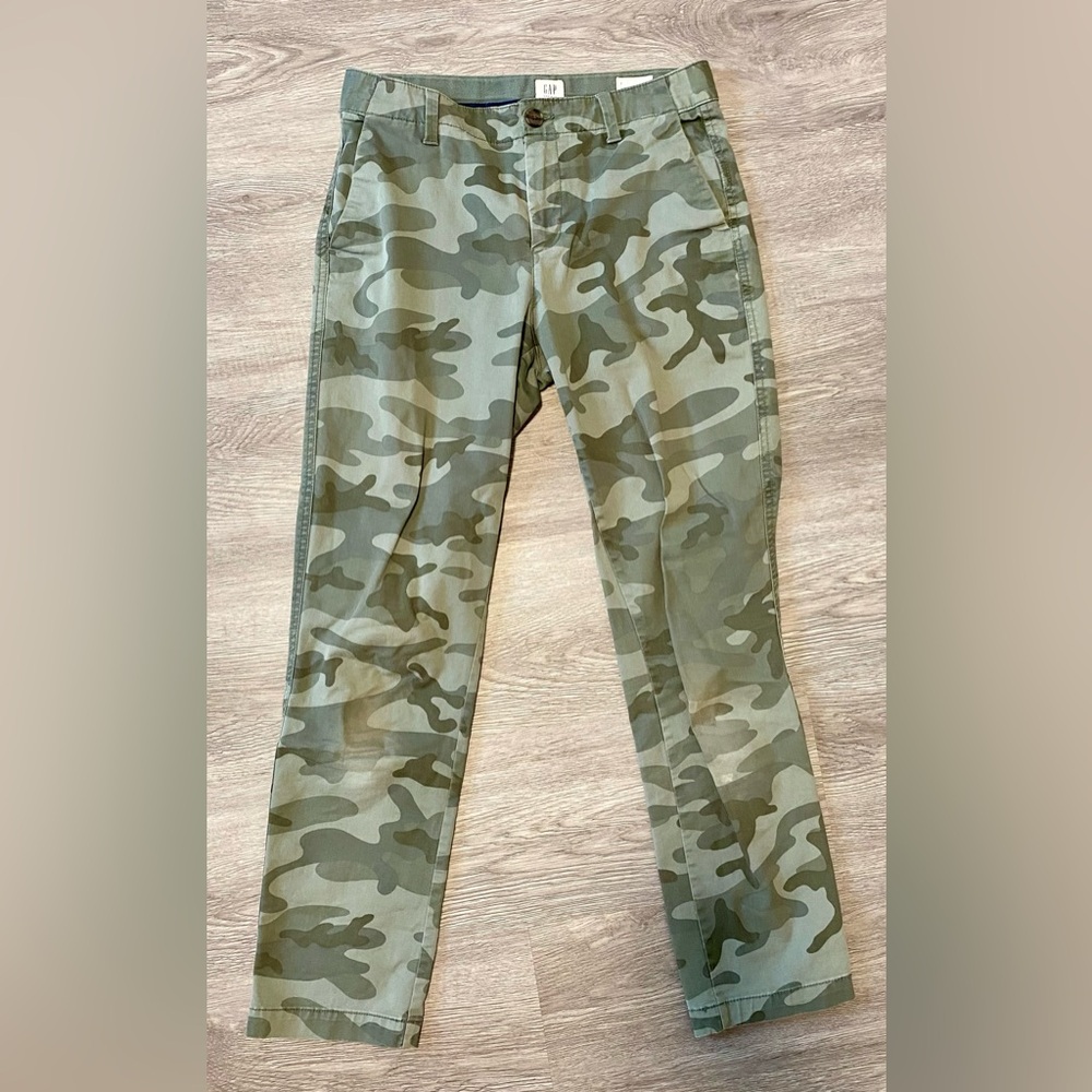 Camouflage-patterned pants